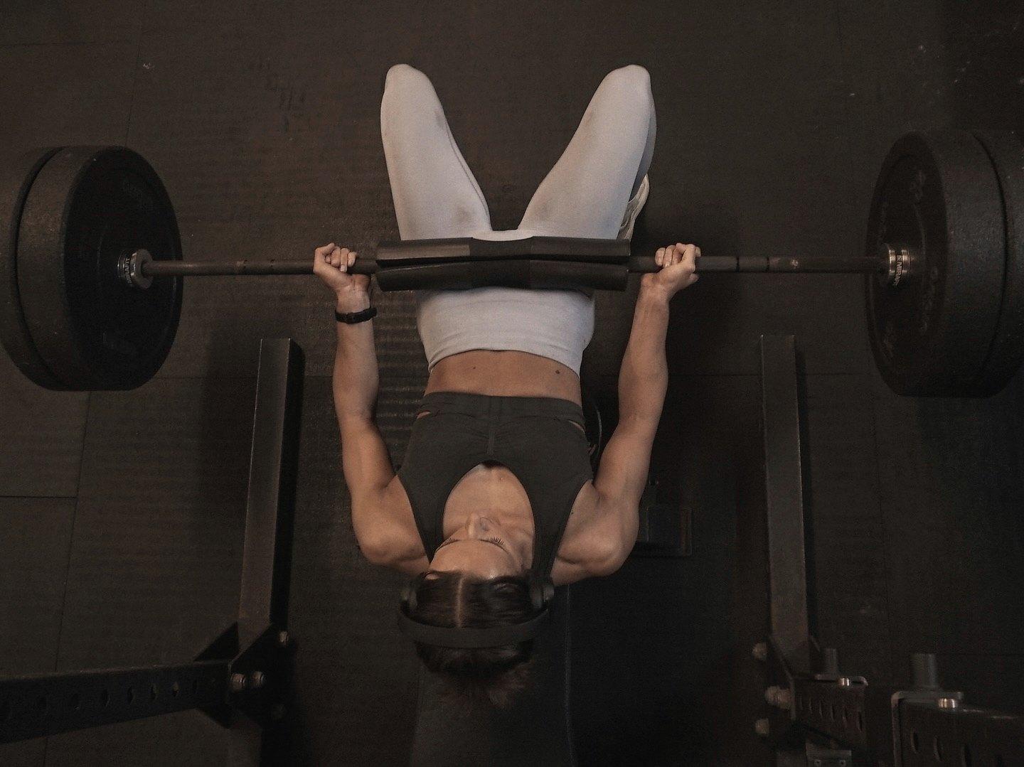 A barbell bench press seen from above